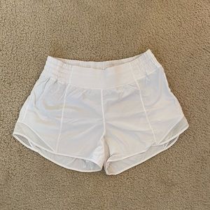 lululemon white hotty hot 4’ shorts (size 8)
